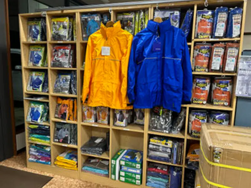 レインコートの店内展示