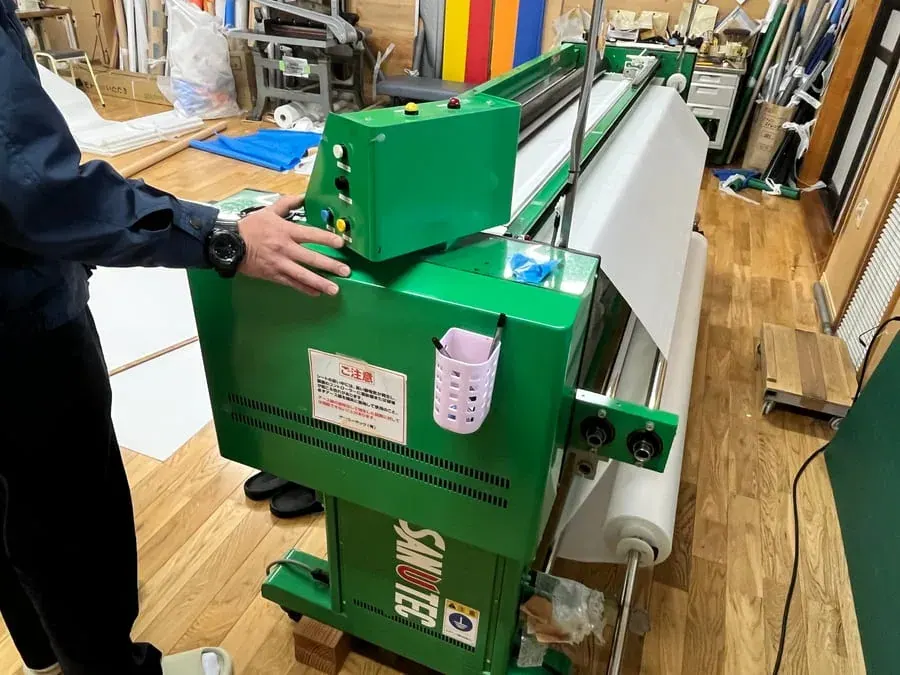 シートを縫製している作業写真